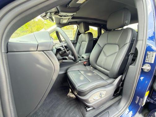 Gentian Blue Metallic 2026 Porsche Macan Macan