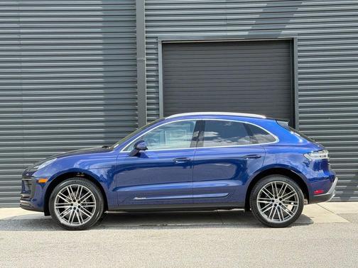 Gentian Blue Metallic 2026 Porsche Macan Macan