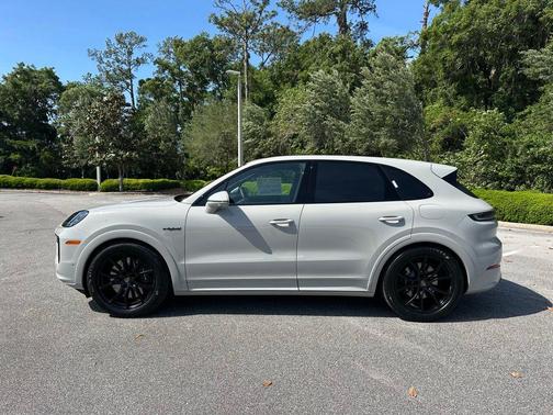 Chalk 2026 Porsche Cayenne Cayenne Turbo E-Hybrid