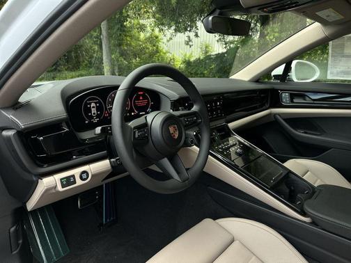 2025 Porsche Panamera 4