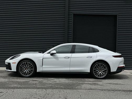 2025 Porsche Panamera 4