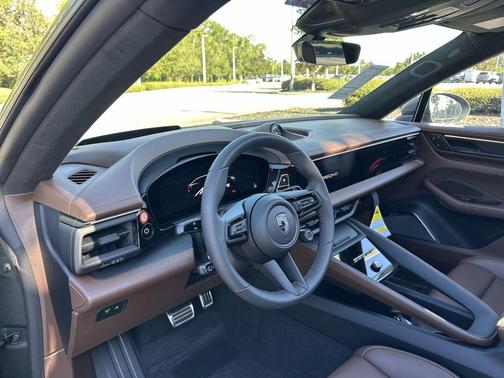 2025 Porsche Macan Turbo