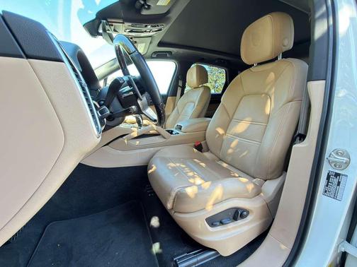 2023 Porsche Cayenne Platinum Edition