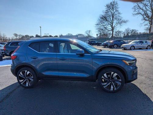 2025 Volvo XC40 B5 Ultra Bright Theme