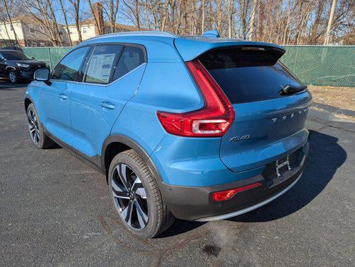 2025 Volvo XC40 B5 Ultra Bright Theme