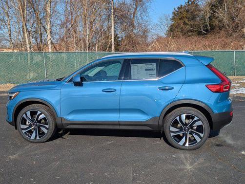 2025 Volvo XC40 B5 Ultra Bright Theme