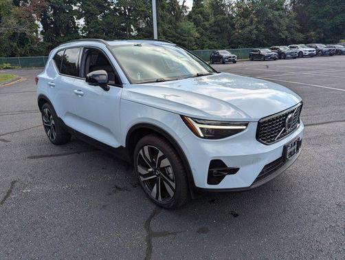 2025 Volvo XC40 B5 Ultra Dark Theme