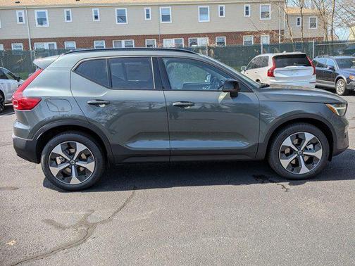 Forest Lake 2026 Volvo XC40 Plus, B5 AWD Gas (mild hybrid), Dark