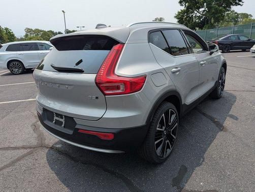 2025 Volvo XC40 B5 Ultra Bright Theme