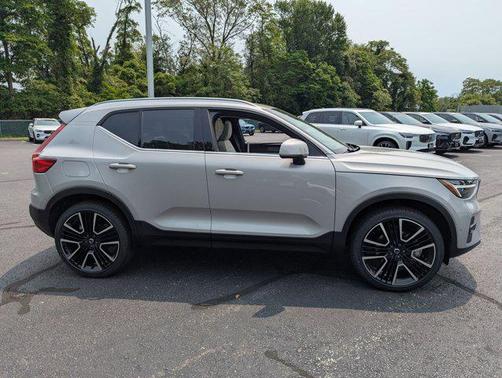 2025 Volvo XC40 B5 Ultra Bright Theme