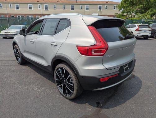 2025 Volvo XC40 B5 Ultra Bright Theme