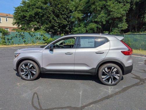 2026 Volvo XC40 B5 Plus