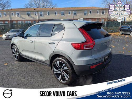 Vapor Gray Metallic 2024 Volvo XC40 Ultimate Dark Theme