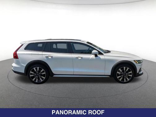 Crystal White Pearl 2020 Volvo V60 Cross Country T5