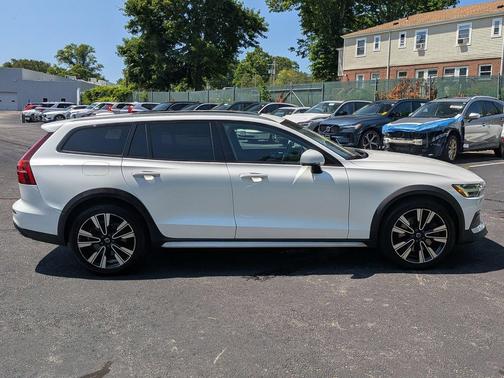 Crystal White Pearl 2020 Volvo V60 Cross Country T5