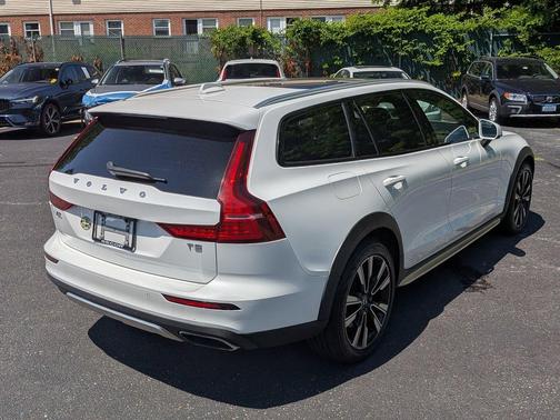 Crystal White Pearl 2020 Volvo V60 Cross Country T5