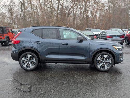 2026 Volvo XC40 Core, B5 AWD Gas (mild hybrid), Dark