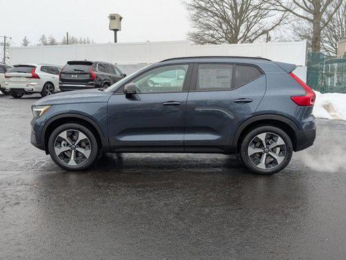 2026 Volvo XC40 Core, B5 AWD Gas (mild hybrid), Dark