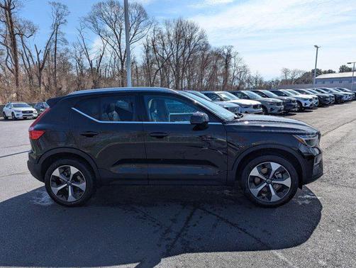 2025 Volvo XC40 B5 Core Bright Theme