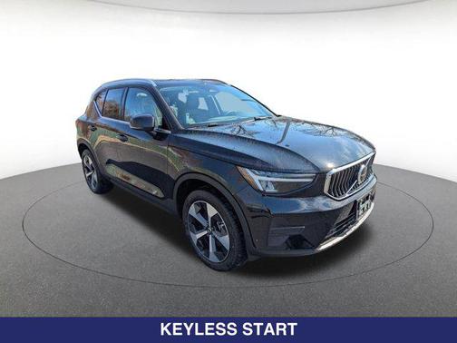 Onyx Black Metallic 2025 Volvo XC40 B5 Core Bright Theme