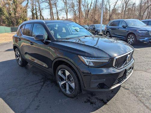 2025 Volvo XC40 B5 Core Bright Theme