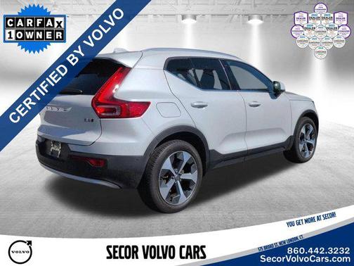 Crystal White Metallic 2023 Volvo XC40 Plus Bright Theme