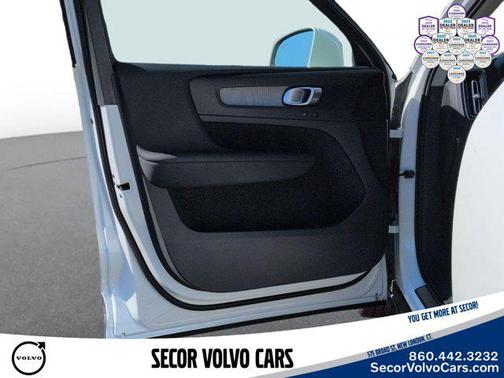 Crystal White Metallic 2023 Volvo XC40 Plus Bright Theme