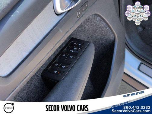 Crystal White Metallic 2023 Volvo XC40 Plus Bright Theme