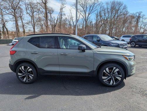 2025 Volvo XC40 B5 Plus Dark Theme