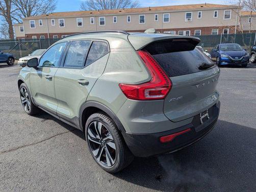 2025 Volvo XC40 B5 Plus Dark Theme