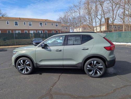 2025 Volvo XC40 B5 Plus Dark Theme