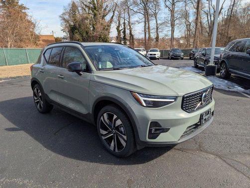 2025 Volvo XC40 B5 Plus Dark Theme