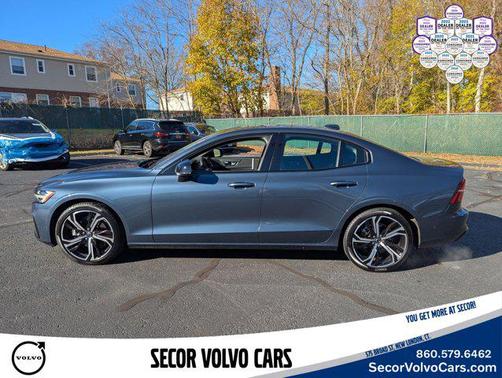 2024 Volvo S60 Plus Dark Theme