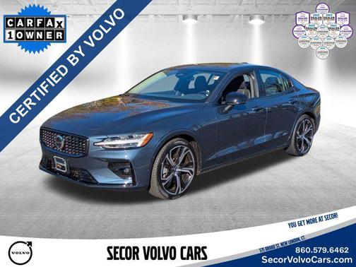 2024 Volvo S60 Plus Dark Theme