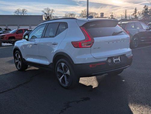 2026 Volvo XC40 B5 Plus