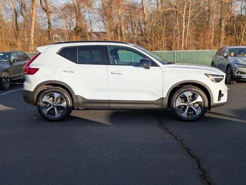 2026 Volvo XC40 B5 Plus