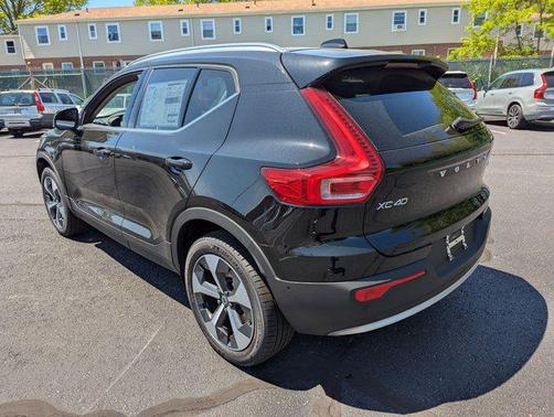 2025 Volvo XC40 B5 Plus Bright Theme