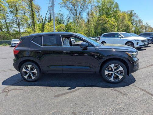 2025 Volvo XC40 B5 Plus Bright Theme