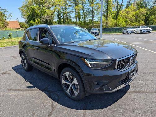 2025 Volvo XC40 B5 Plus Bright Theme