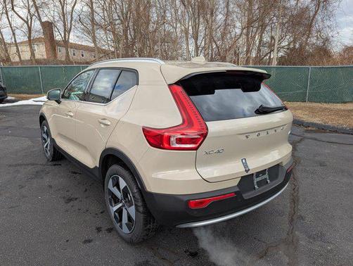2025 Volvo XC40 B5 Core Bright Theme