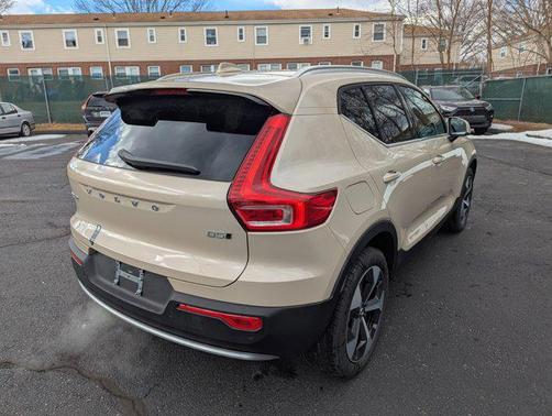 2025 Volvo XC40 B5 Core Bright Theme