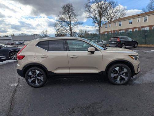 2025 Volvo XC40 B5 Core Bright Theme