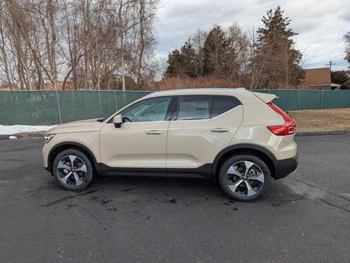 2025 Volvo XC40 B5 Core Bright Theme