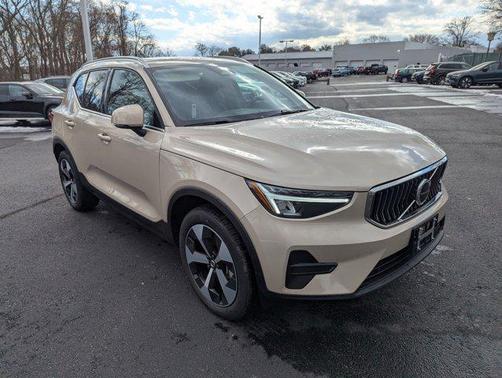 2025 Volvo XC40 B5 Core Bright Theme