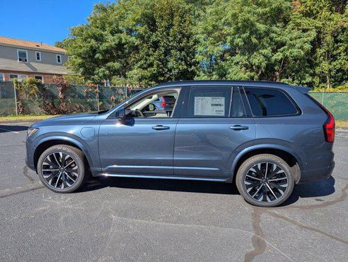 2026 Volvo XC90 Plug-In Hybrid T8 Ultra Dark Theme 6-Seater