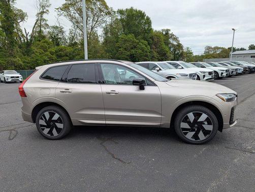 2025 Volvo XC60 Plug-In Hybrid T8 Plus