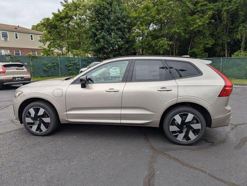 2025 Volvo XC60 Plug-In Hybrid T8 Plus