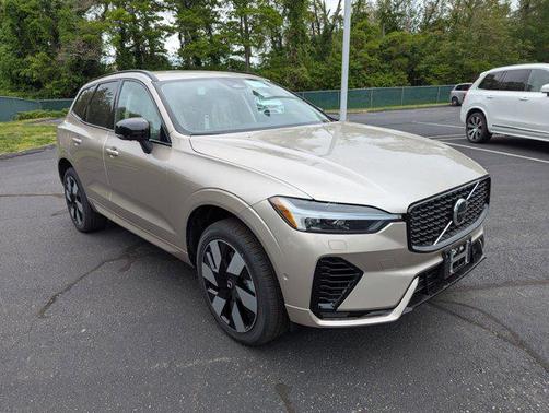 2025 Volvo XC60 Plug-In Hybrid T8 Plus