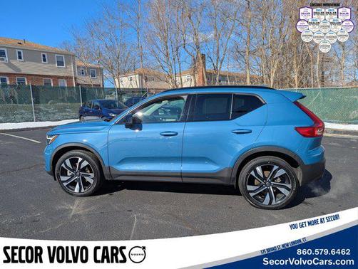 2023 Volvo XC40 Plus Dark Theme