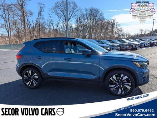 2023 Volvo XC40 Plus Dark Theme